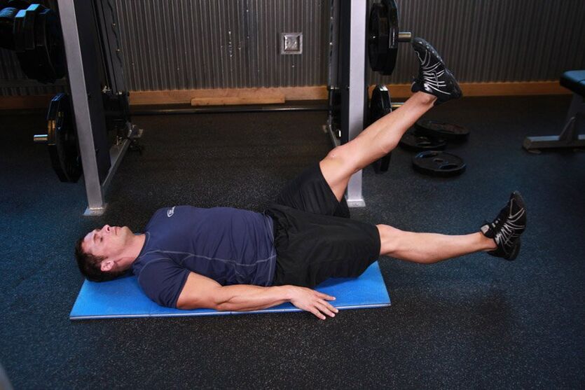 Ein Mann mit Prostatitis führt eine Übung im Fitnessstudio durch