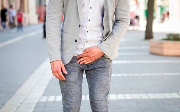 Ein Mann ist besorgt über die unangenehmen Symptome einer Prostatitis.