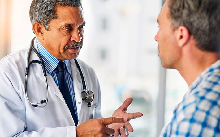 Ein Mann mit Prostatitis beim Urologen.