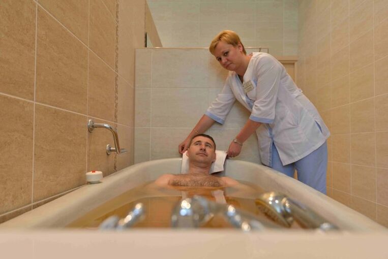 Ein Kiefernbad lindert den Zustand eines Mannes mit Prostatitis.